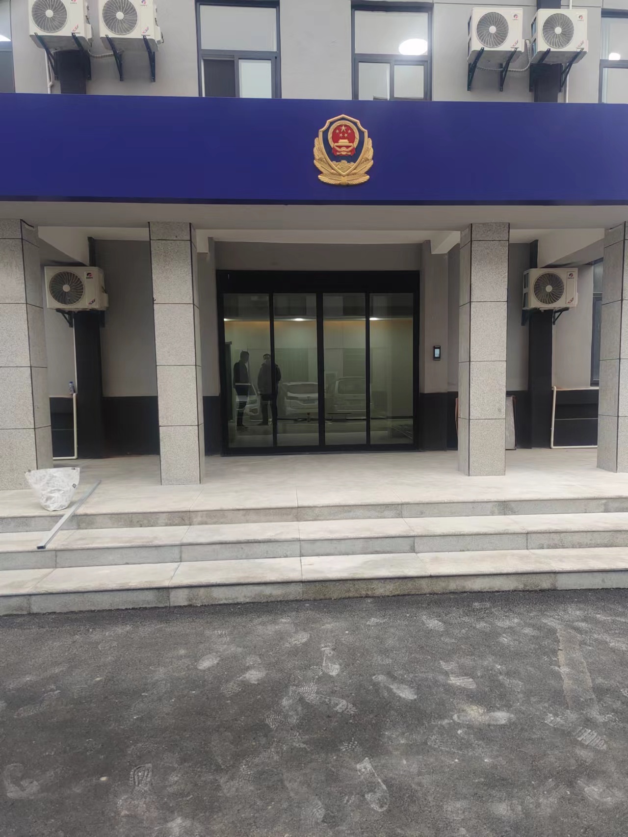 謂南華州區(qū)公安局，自動門智慧空間